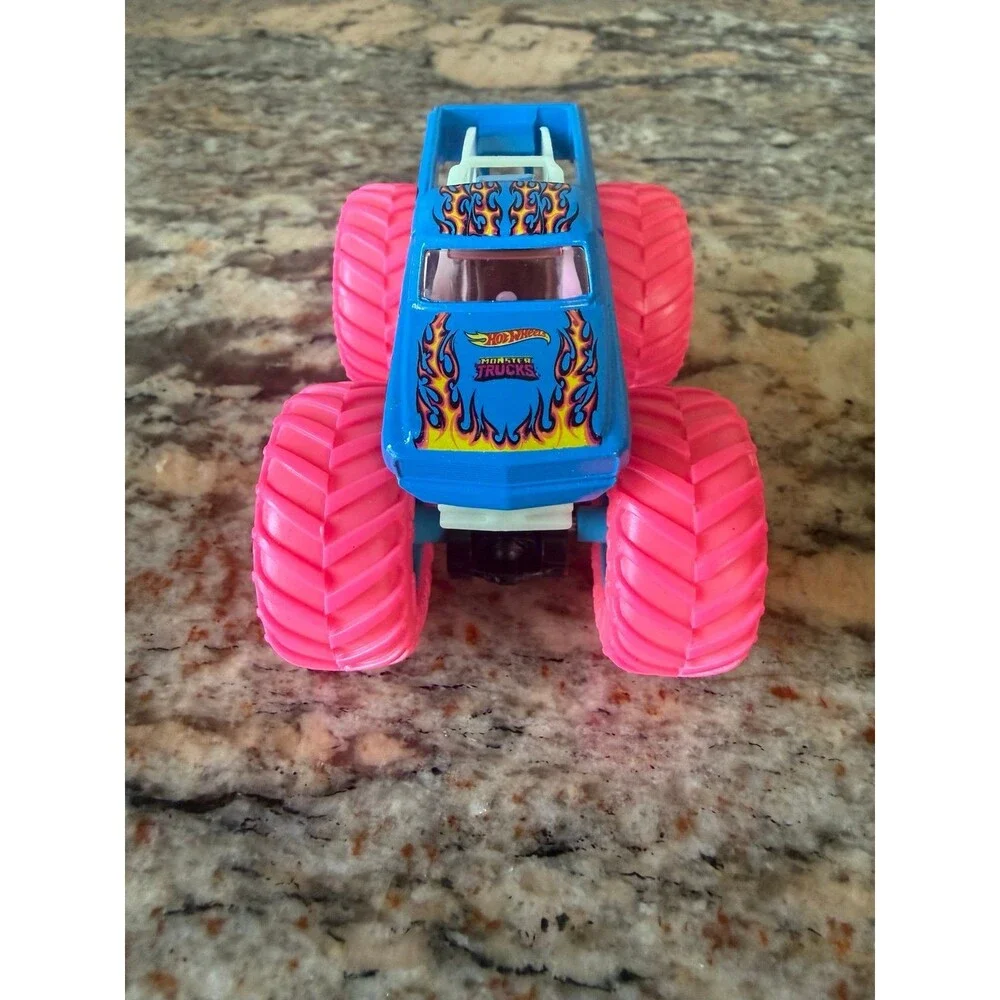 Hot Wheels Monster Truck Glow in the Dark PURE MUSCLE